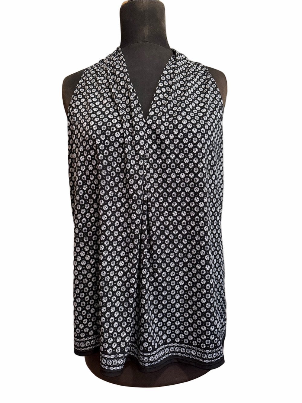 Max Studio Black and White Sleeveless V-Neck Patterned Top